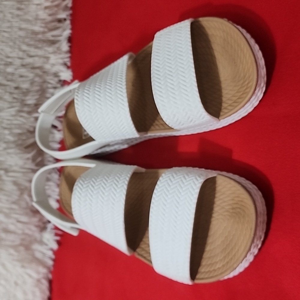Reef White and Tan Women's Sandals - Picture 4 of 9